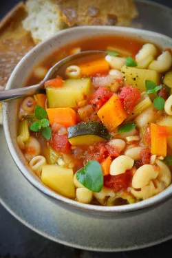 Sopa minestrone vegetariana